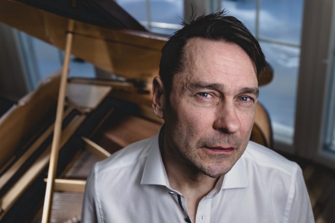 Master of theremin Kepa Lehtinen shows us how to ‘Face Plant’ Kepa Lehtinen - Face Plant