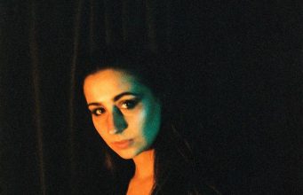 Daša’s triumphant folk-electronica ‘Až Príde Večer’ Dasa