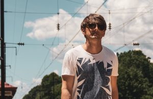 Barton Hartshorn Basks In The Folk Beauty of ‘Manchester Sun’ Barton Hartshorn - Manchester Sun