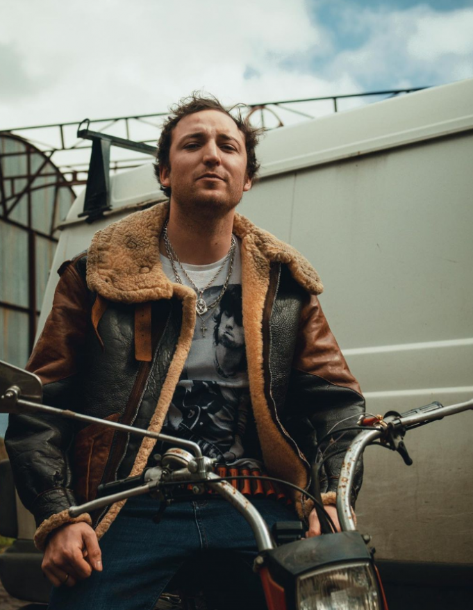 Tom Seth Johnson Takes Us ‘Anywhere In The World Right Now’ Tom Seth Johnson Anywhere In The World Right Now Right Chord Music Blog