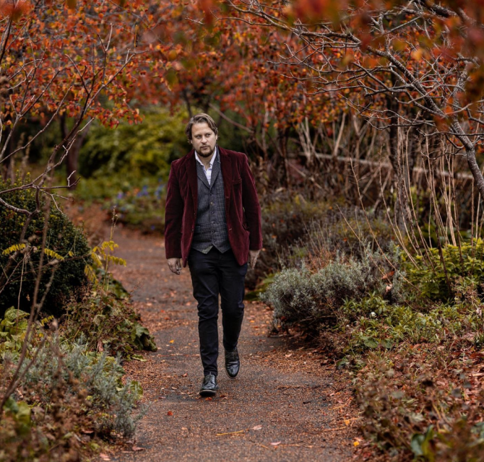 Elliot Porter Wades Back ‘Into The Light’ Elliot Porter Into The Light on Right Chord Music