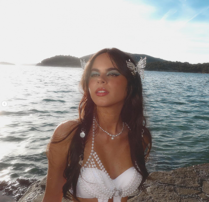 Stella Scholaja Takes Dreamy Dive Into Synth Pop ‘Siren Of The Night’ Stella Scholaja Siren Of The Night on Right Chord Music Blog