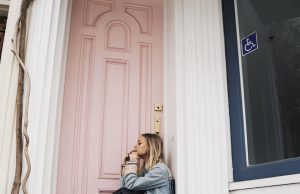 Linn Holmes Launches Debut EP: ‘Introducing Linn Holmes’ Linn Holmes introducing Linn Holmes review on Right Chord Music