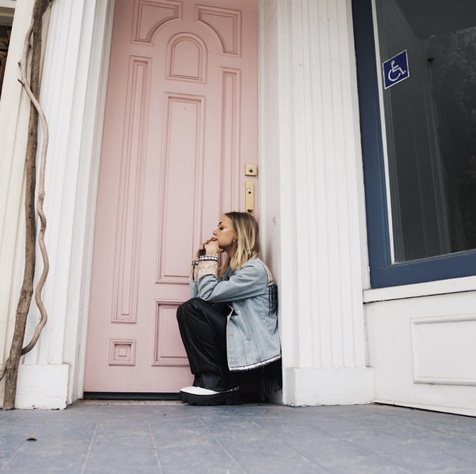 Linn Holmes Launches Debut EP: ‘Introducing Linn Holmes’ Linn Holmes introducing Linn Holmes review on Right Chord Music