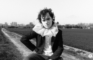 Oli Harris Explores Love’s Absurdity On ‘It’s So Strange’ Oli Harris It's So Strange on Right Chord Music