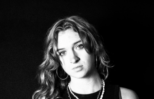 Maisy Grace ‘Stepping Stone’ Maisy Grace Stepping Stone on Right Chord Music Blog